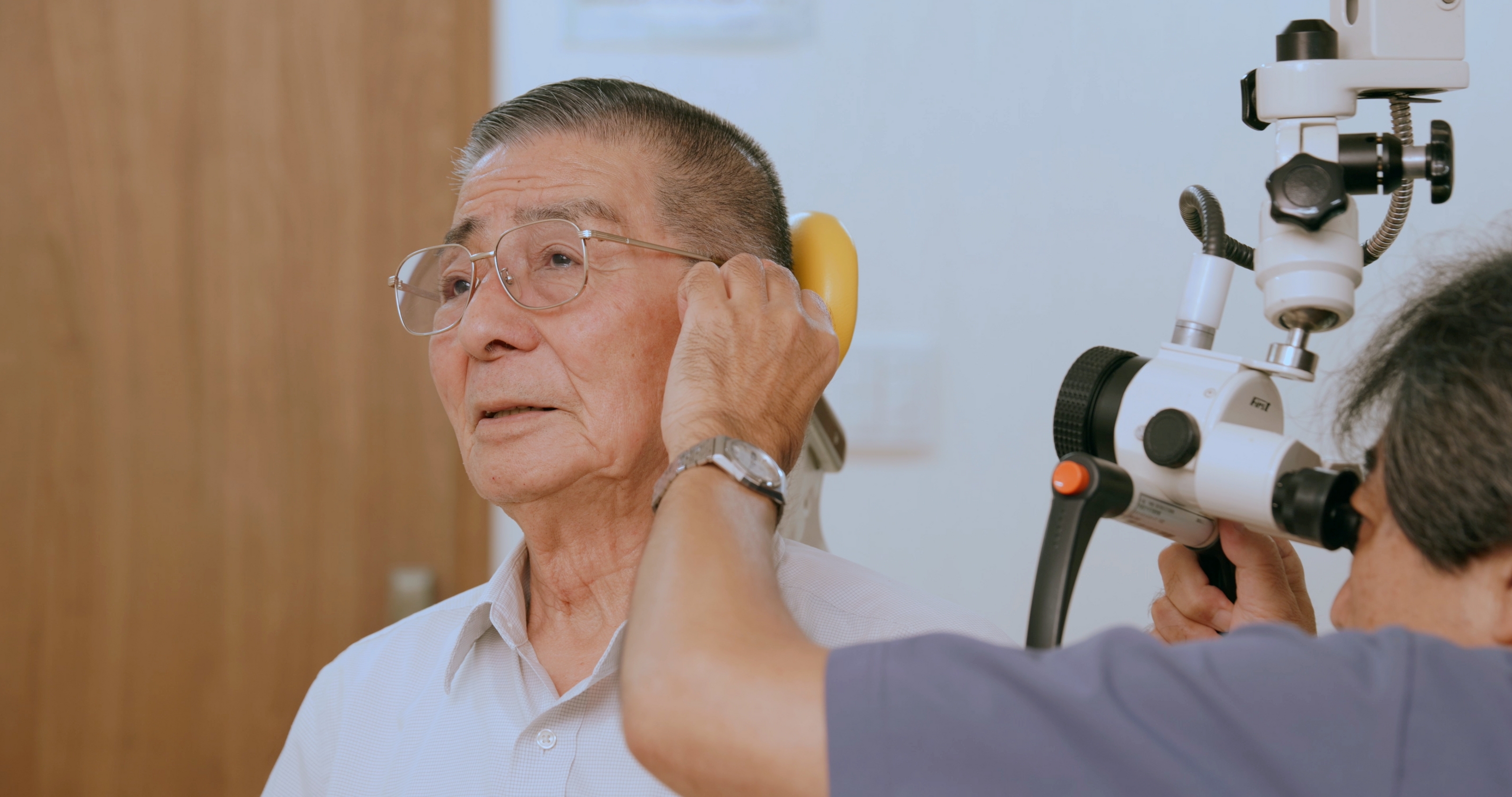 わたべ耳鼻咽喉科で耳と聞こえについて意見を伺う様子